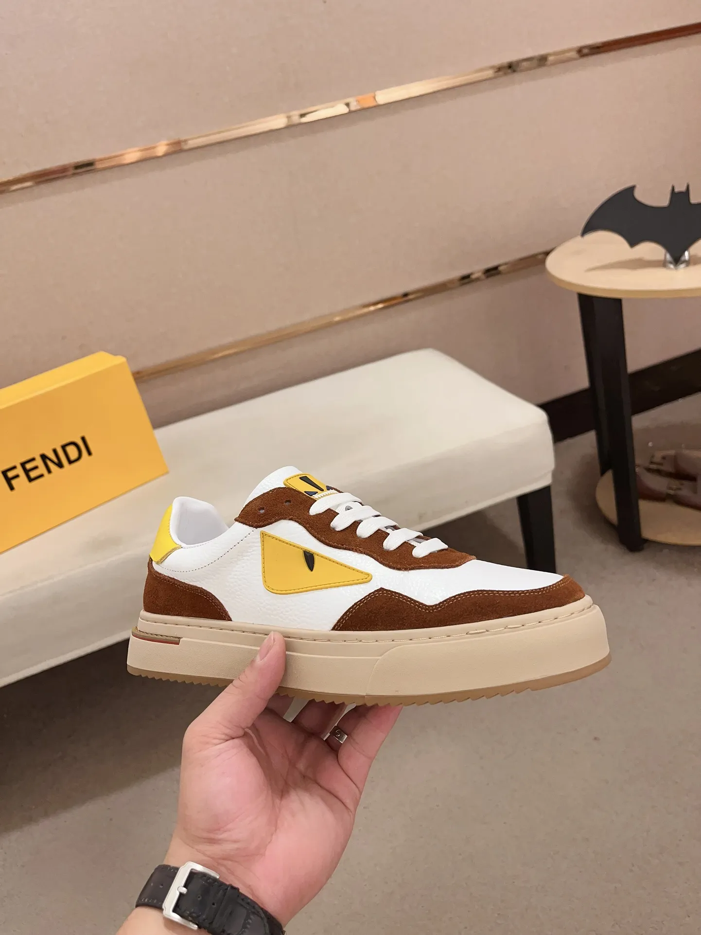 Men's shoes💰: 400💰[Fendi] Fendi's latest casual shoes for men! Available at counters simultaneously! A one-to-one replica of the original. All imported official website one-to-one cowhide fabric. The interior is made of top-grade sheepskin, and the original factory-supplied rubber outsole is used. Leading new fashion concepts. Matching code: 38-44. (can be customized for 45 non-refundable)